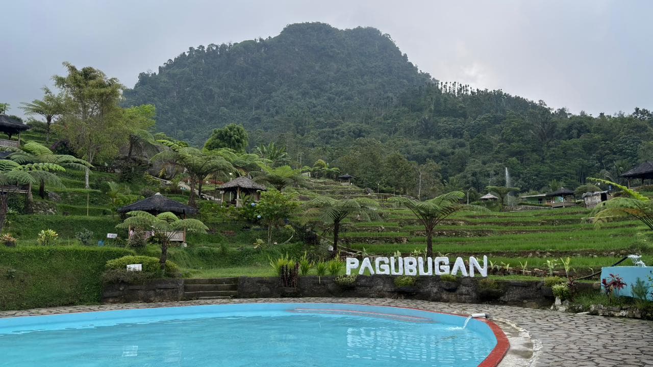 Pemandangan kolam dan bukit di Pagubugan Melung