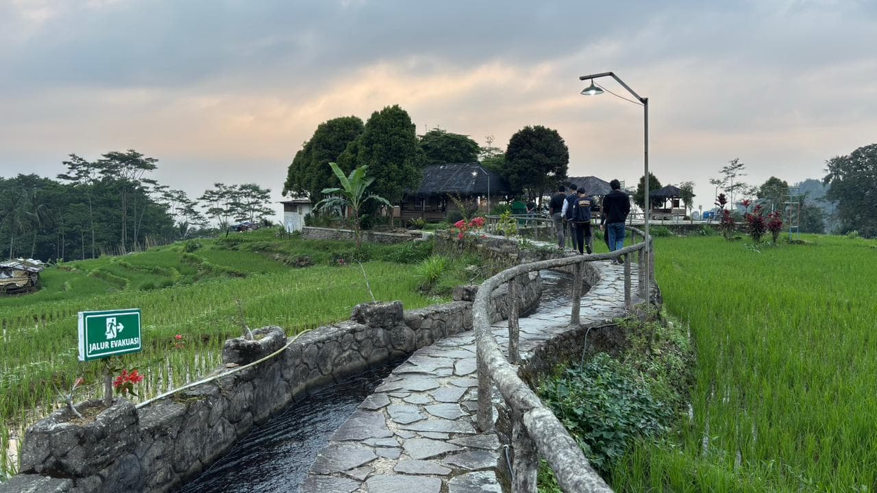 Akses jalan setapak batu di pinggir aliran air