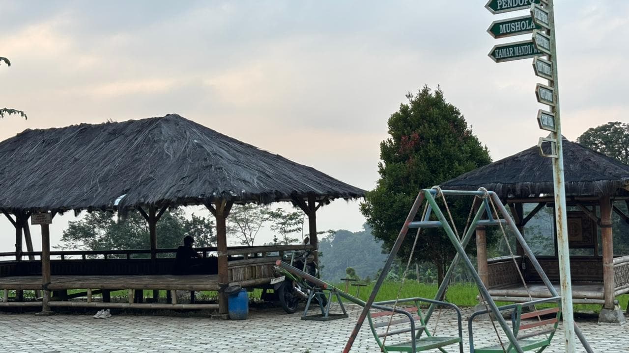 Area bermain dan gazebo di Pagubugan Melung